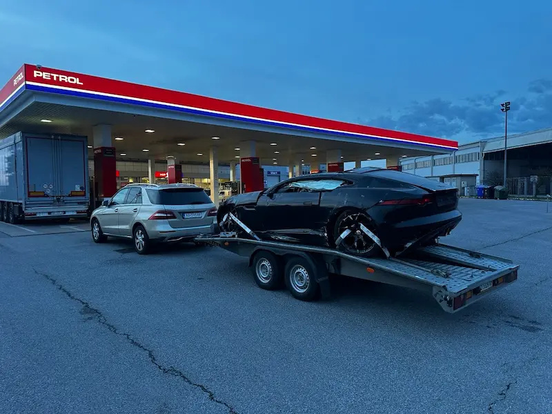 OMOservice tow truck with a car on the flatbed