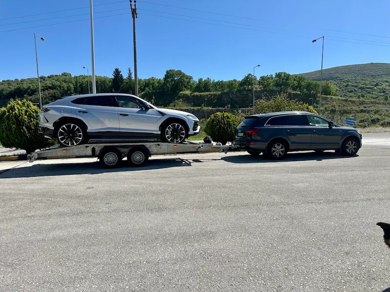 OMOservice tow truck in a parking area