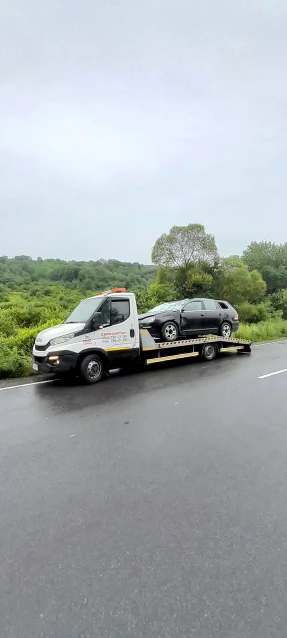 Long-distance car transport on a tow truck