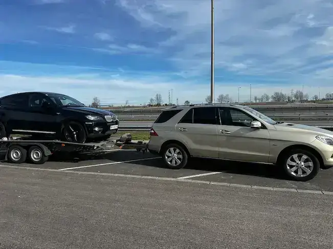 OMOservice tow truck at an EU border crossing