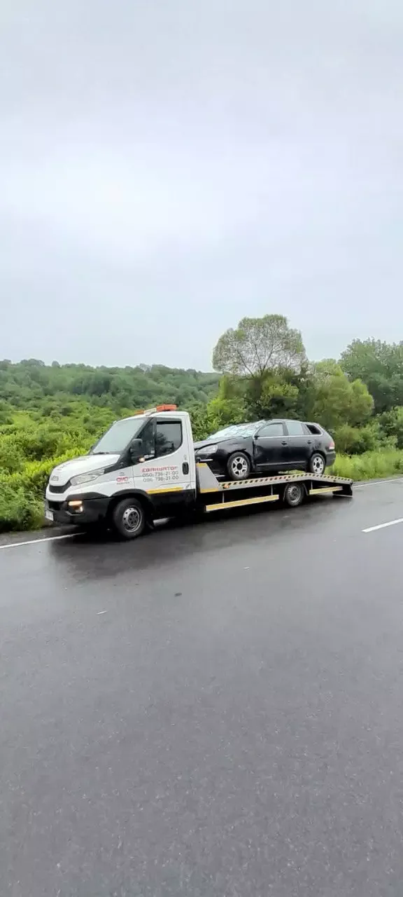 Long-distance car transport on a tow truck