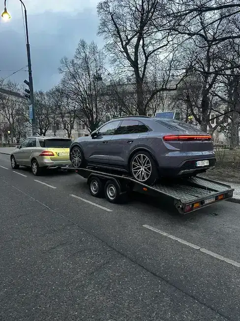 Photo of a tow truck loading a car after an accident on the road from Croatia to Czechia