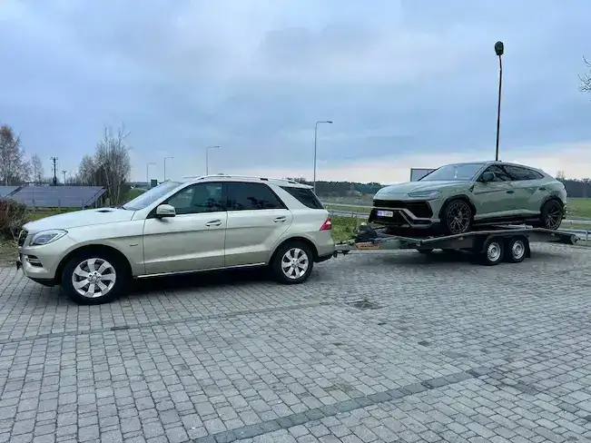 Loading a car onto a tow truck after an accident in Genoa